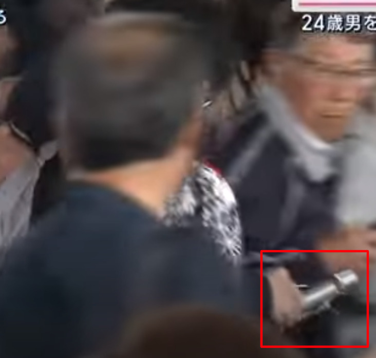 二発目の発煙筒を投げようとする犯人にヘッドロックする和歌山漁港のおっちゃん