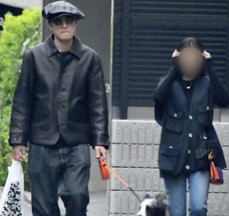 間宮祥太朗さんと一般女性の彼女が散歩している画像