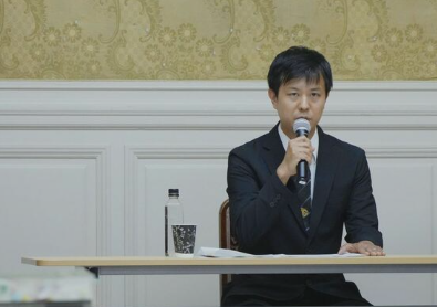 国会で話す性加害の被害者である二本樹さん