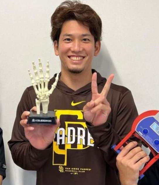 栗原陵矢としずかの匂わせの同じパーカー