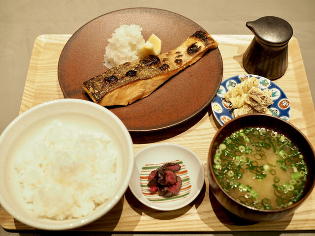 鳥羽周作の大阪の鮭定食は1500円