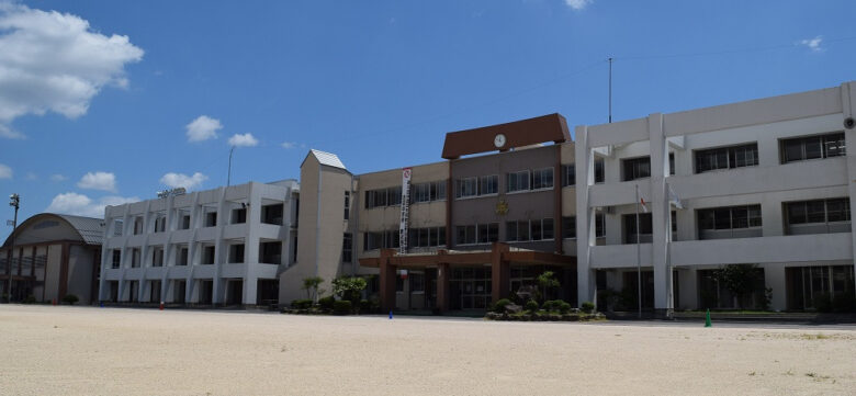 石丸伸二市長が通っていたのは、安芸高田市立吉田中学校です。