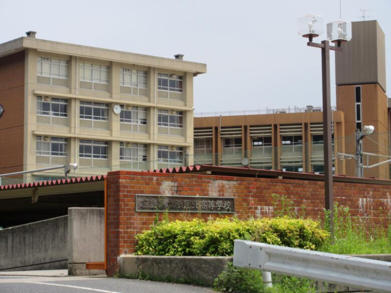 石丸伸二市長の通っていた高校は、広島県立祇園北高校 (ぎおんきた)です。
