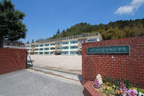 安芸高田市立吉田小学校に通っていた、石丸伸二市長。
