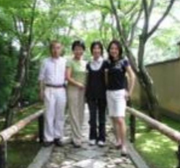 上川陽子は夫と娘2人の4人家族
